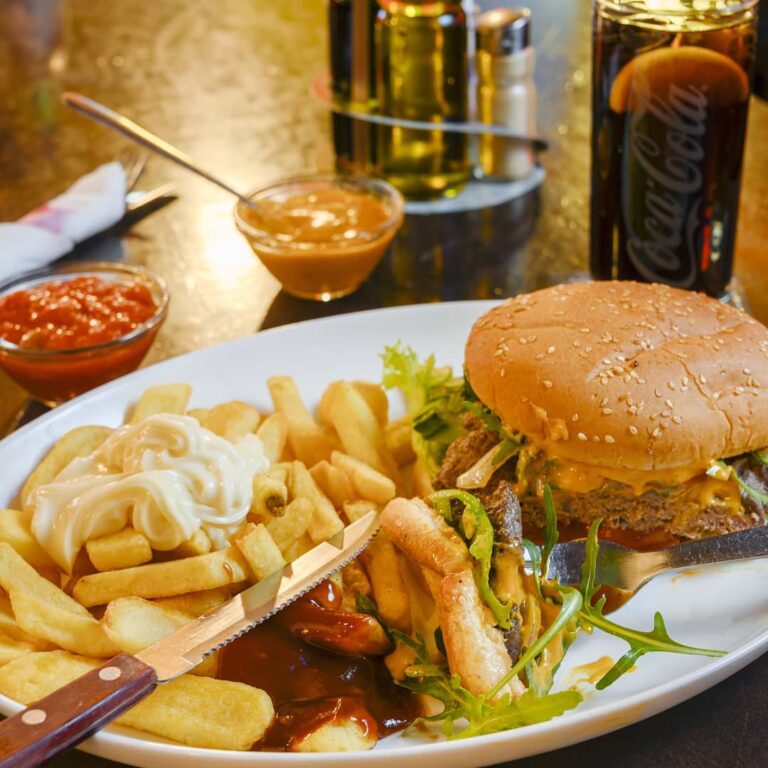 Burger und Pomme smit Dips und Mayo