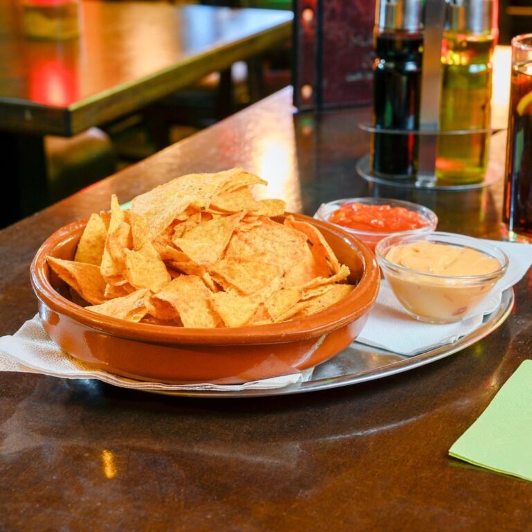Knusprige Tortillas mit leckerem Dip
