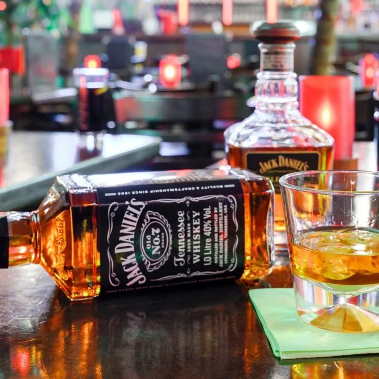 Ein guter Feierabend mit Whiskey bei Mango in Köln