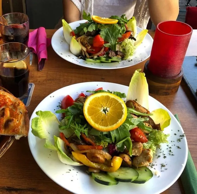 Leckerer Salat mit gegrilltem Gemüse und Hähnchen
